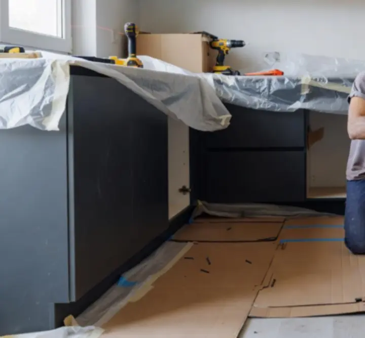 Prace remontowe w kuchni w trakcie adaptacji