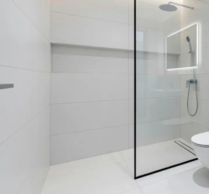 Nowoczesna łazienka po modernizacji z płytkami i oświetleniem LED